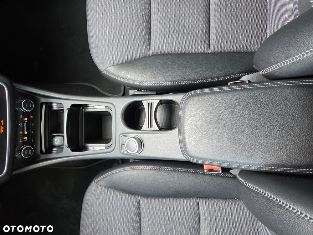 Mercedes-Benz GLA 200 7G-DCT Style - 24