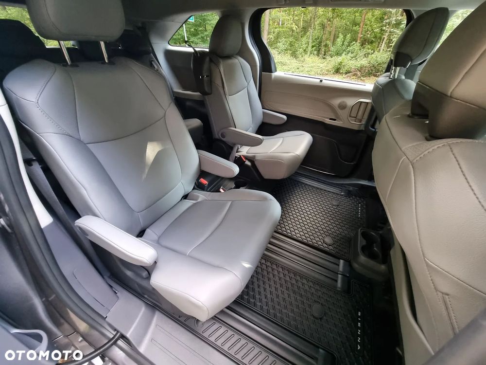 Toyota Sienna - 8