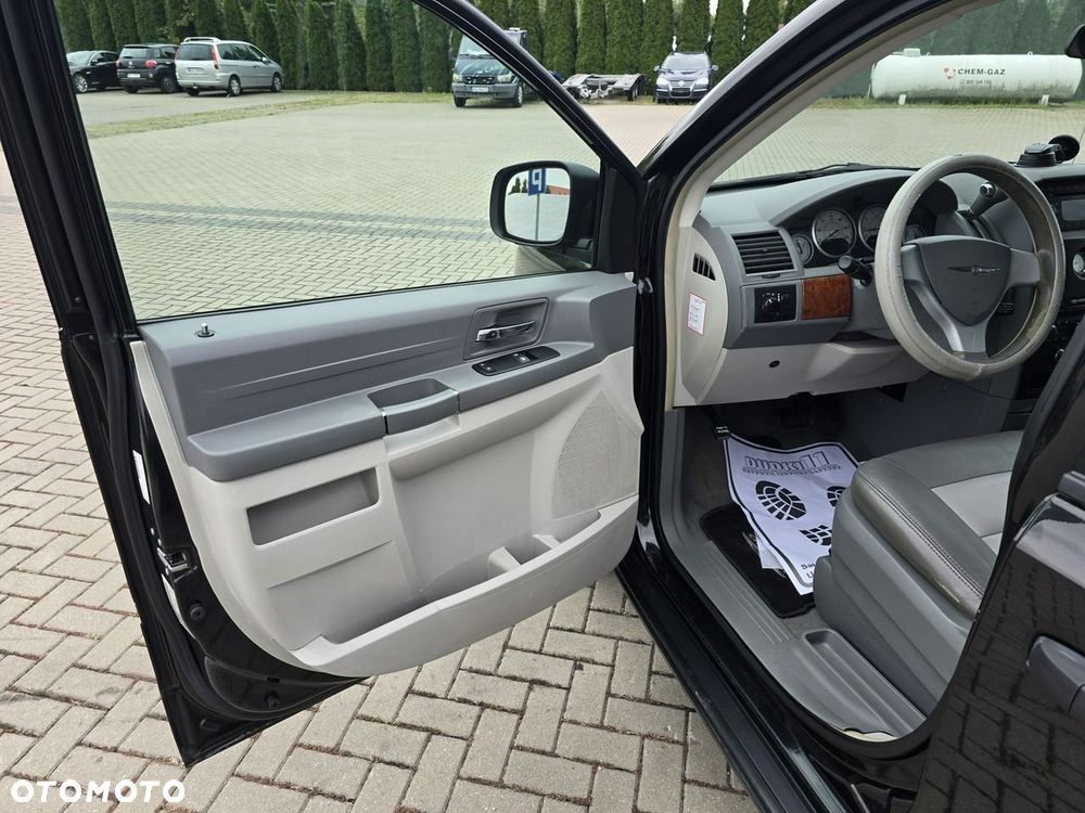 Chrysler Town & Country - 11