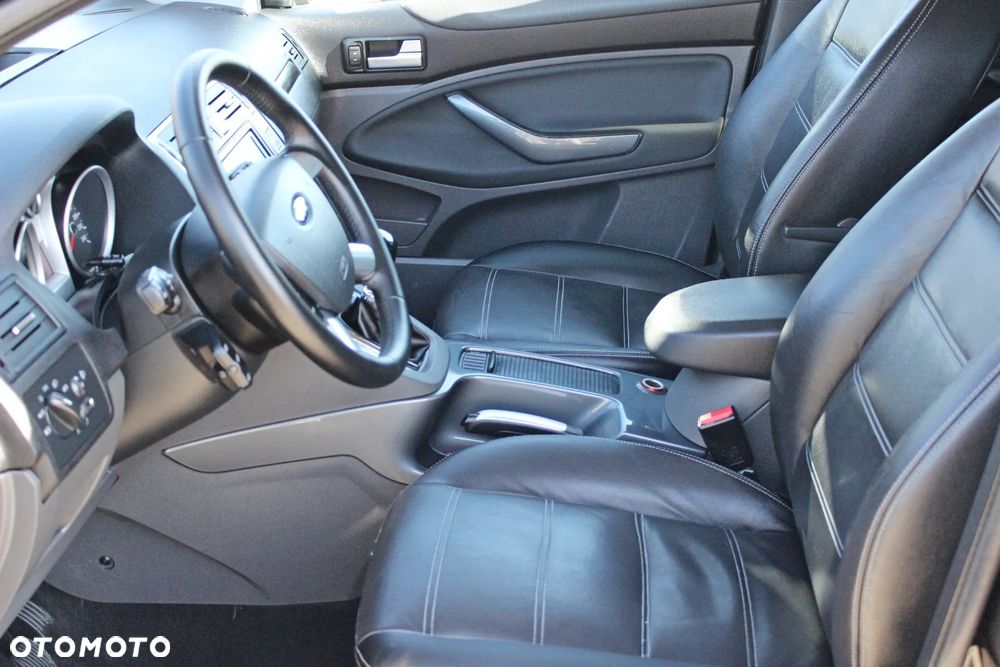 Ford Kuga 2.0 TDCi 2x4 Titanium - 26