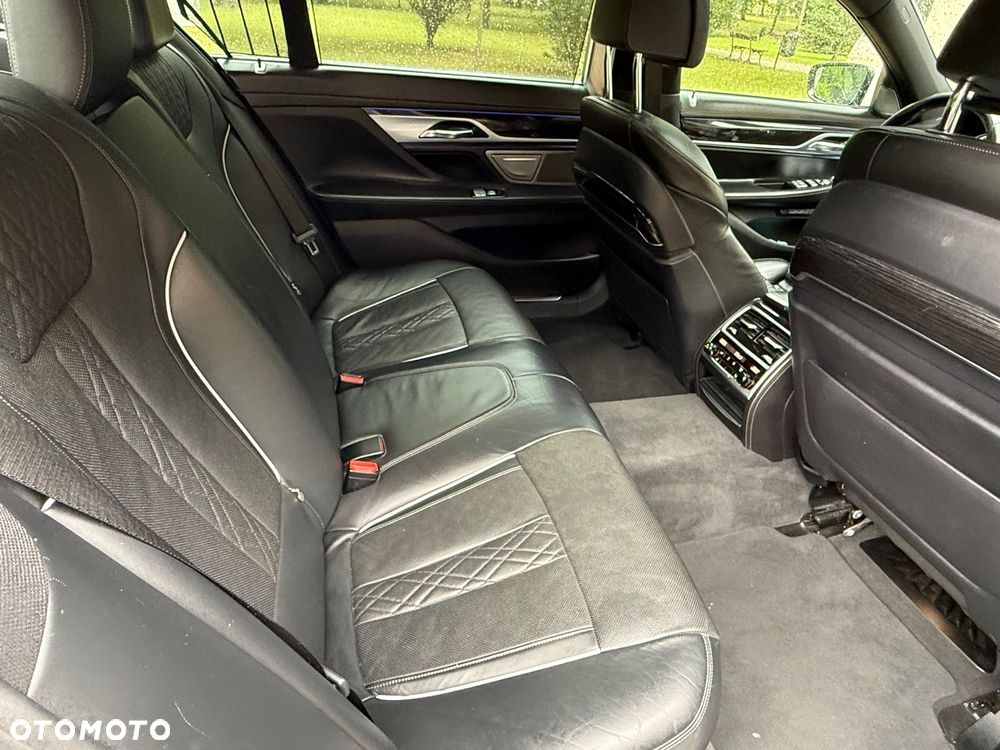 BMW Seria 7 750Li xDrive - 28