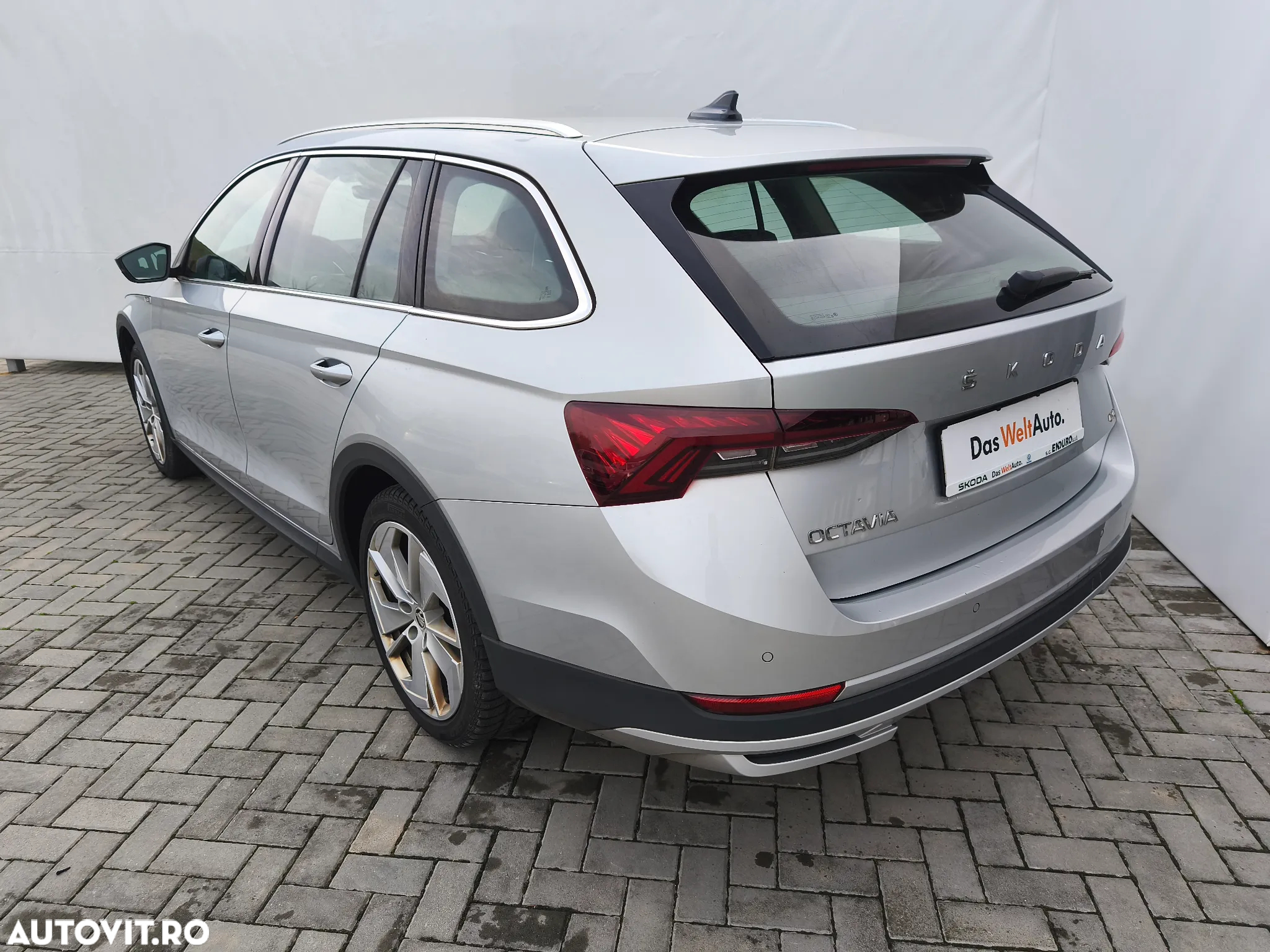 Skoda Octavia Combi 2.0 TDI DSG 4X4 Scout - 4