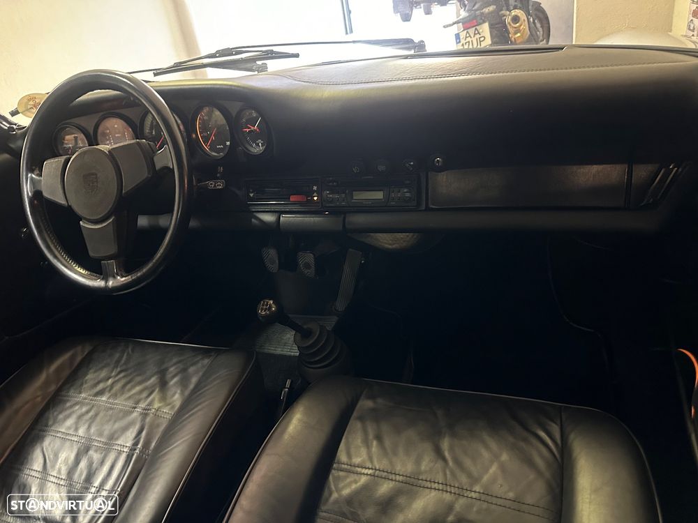 Porsche 911 Série F - 15