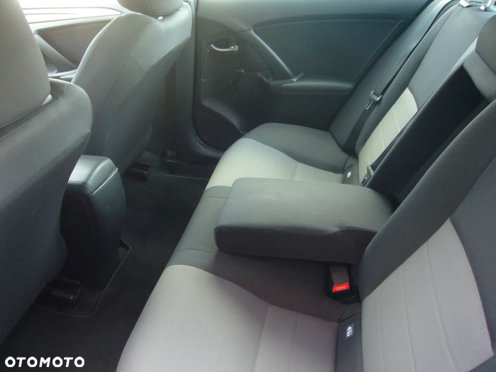 Toyota Avensis 1.8 Active - 11