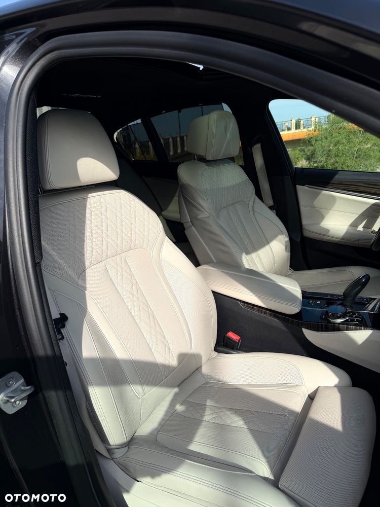 BMW Seria 5 M550i xDrive - 35