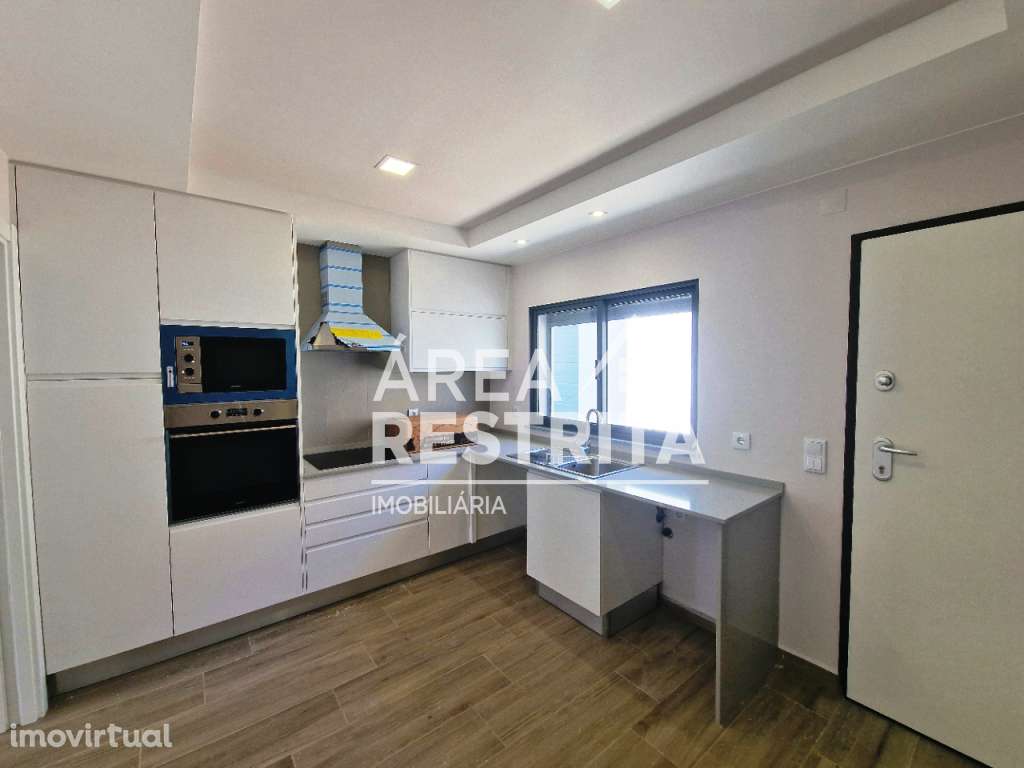 MORADIA T3 GEMINADA COM GARAGEM E TERRAÇO SUPERIOR NA QUINTA DO CONDE - Grande imagem: 3/27