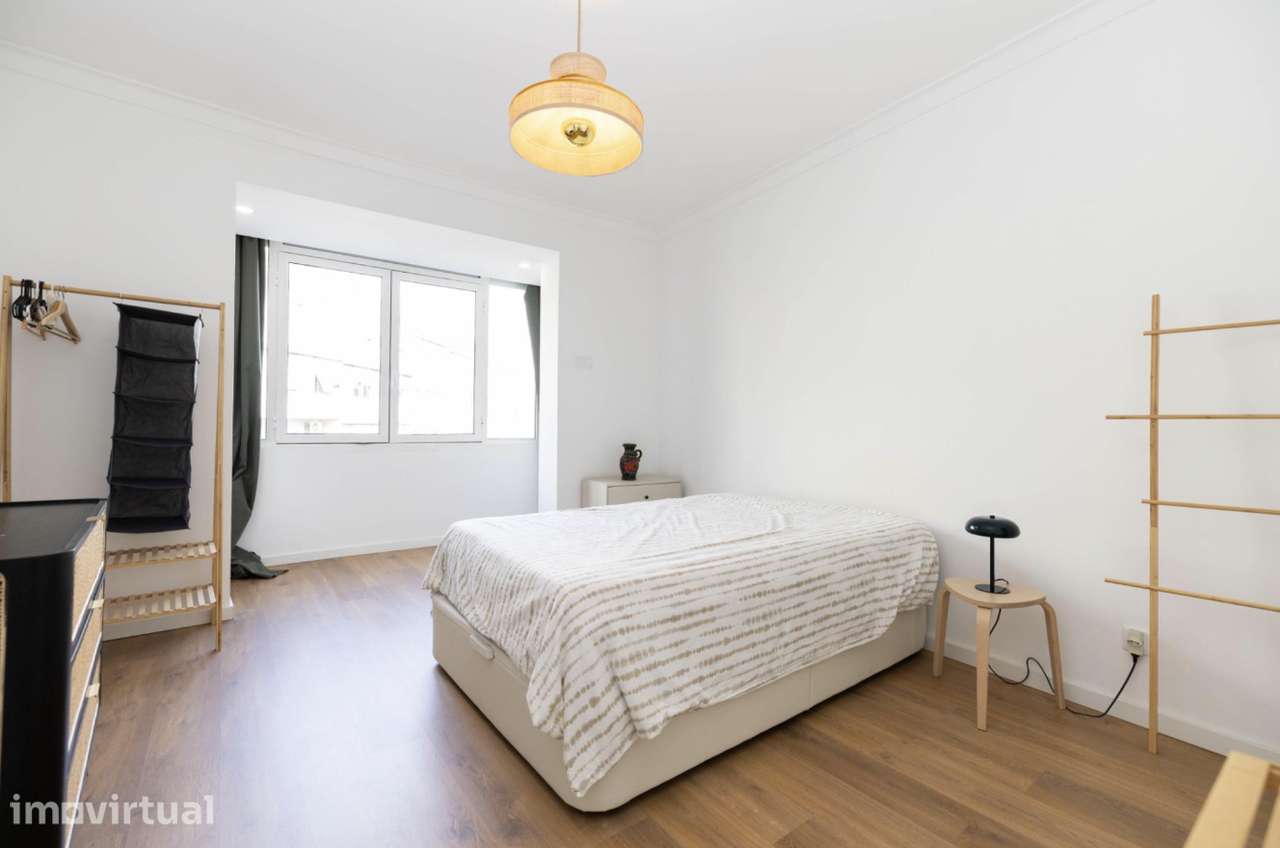 T1 Renovado e Mobilado em Damaia · Suite + WC Social · Vista Jardim - Grande imagem: 3/9