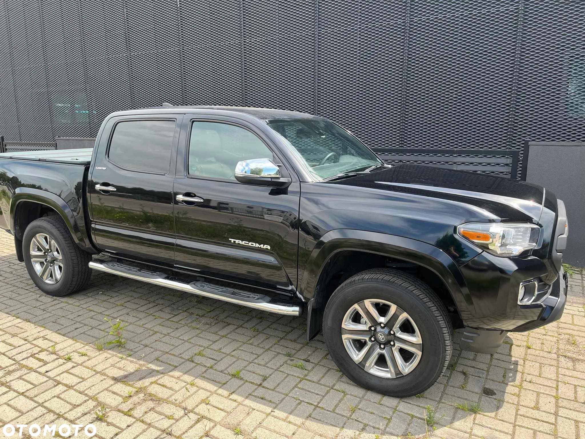 Toyota Tacoma - 1
