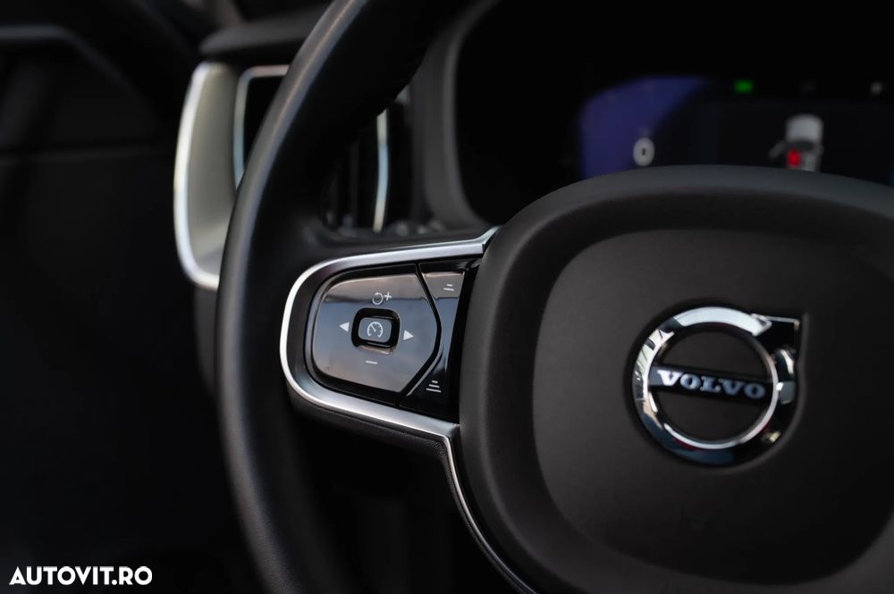 Volvo XC 60 B4 MHEV AT AWD Plus Dark - 24