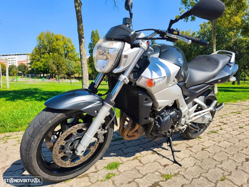 Suzuki GSR 600 - 8