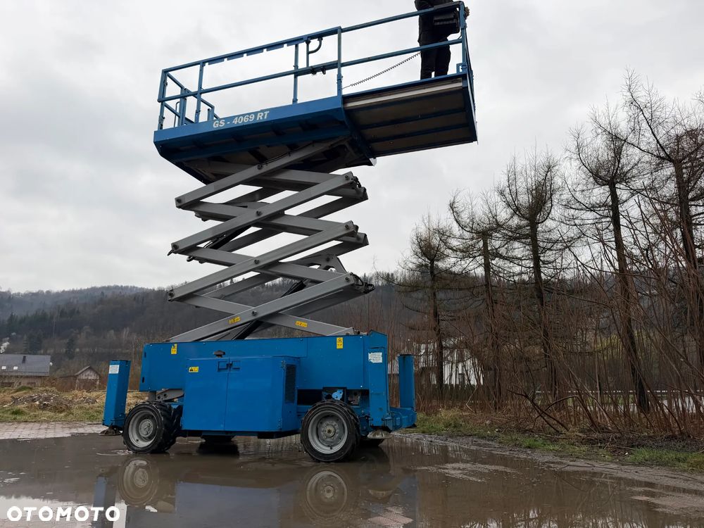 Genie Zwyżka Terenowa GS-4069RT Podnośnik Nożycowy Dźwig 14,5 metra jak Nowa z salonu! 960 mtg. 2013 rok, Pochodzi z Norweskiego urzędu Komuny. Zadbana! 4x4 Silnik Kubota. Zero Luzów i wycieków. Aktualne Serwisy DEKRA BMWT. Wysuwany Balkon. Sterowana z dołu i góry. Okazja Tanio !! Dokumentacja! Bez DPF, adBLUE - 24