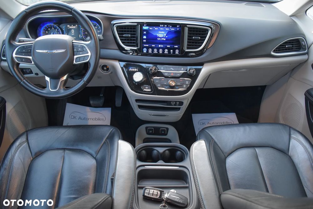 Chrysler Pacifica - 17