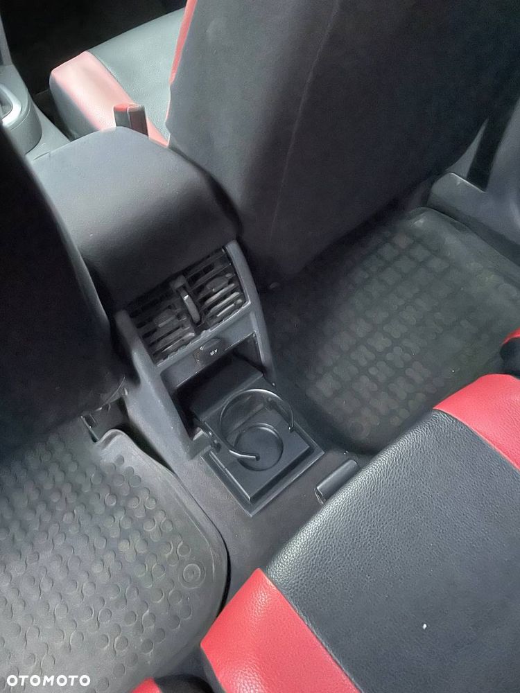 Volkswagen Touran 1.9 TDI Conceptline DSG - 31