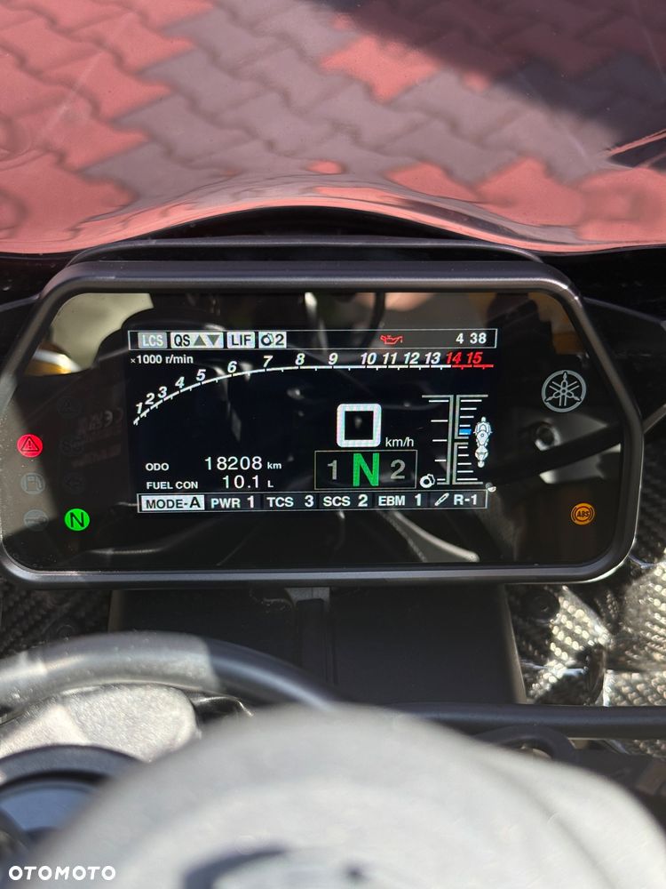 Yamaha R1 - 24