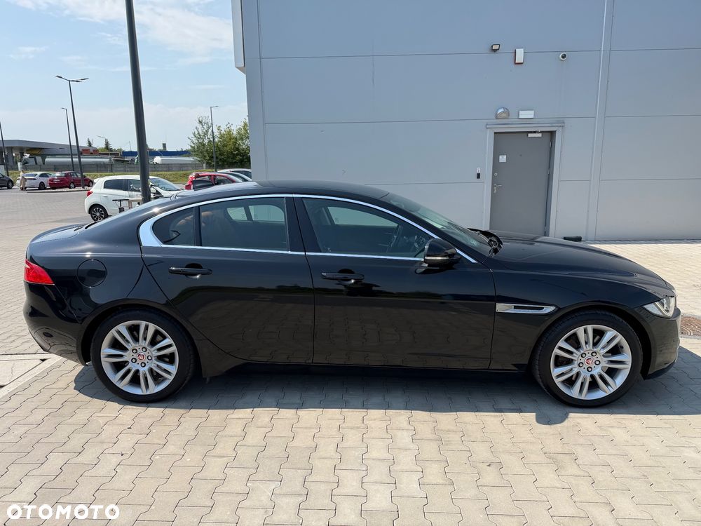 Jaguar XE 2.0 T Portfolio - 16