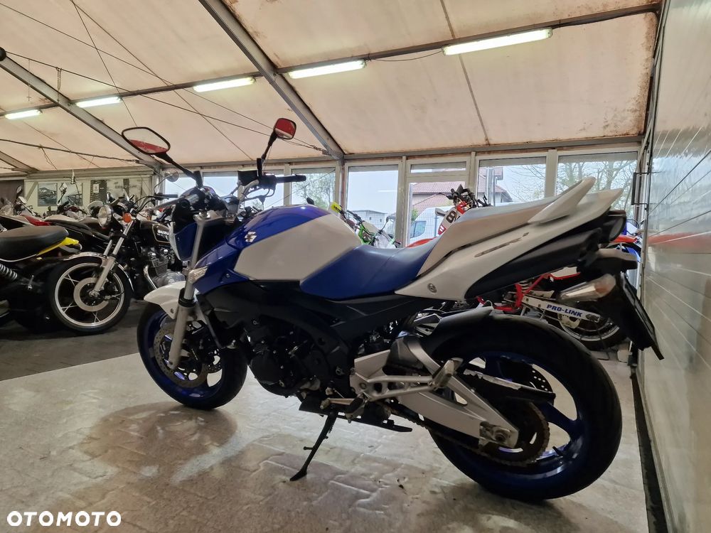 Suzuki GSR - 22