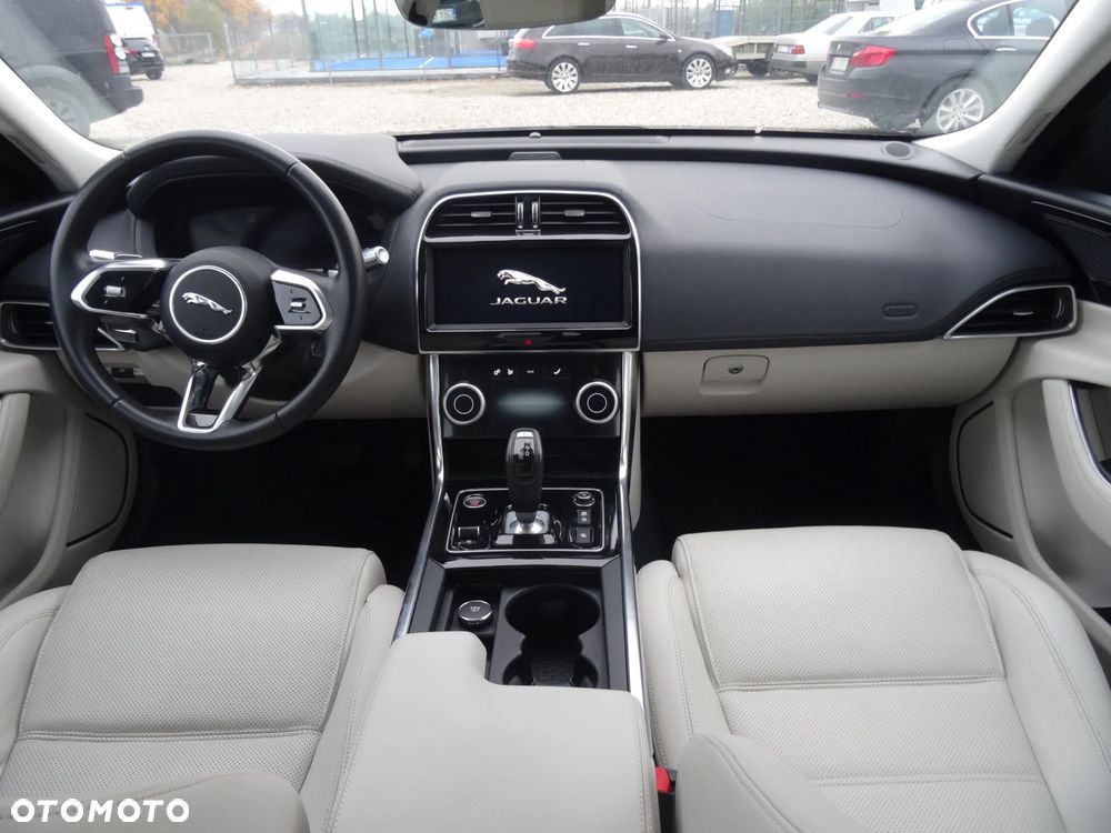 Jaguar XE 2.0 D180 R-Dynamic SE - 18