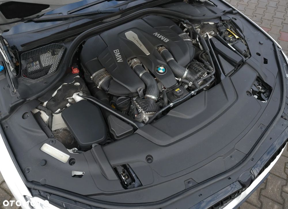 BMW Seria 7 750Li xDrive - 24