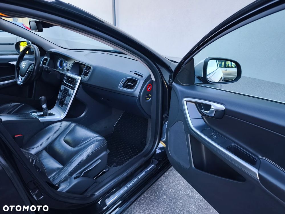 Volvo V60 D3 R-Design - 22