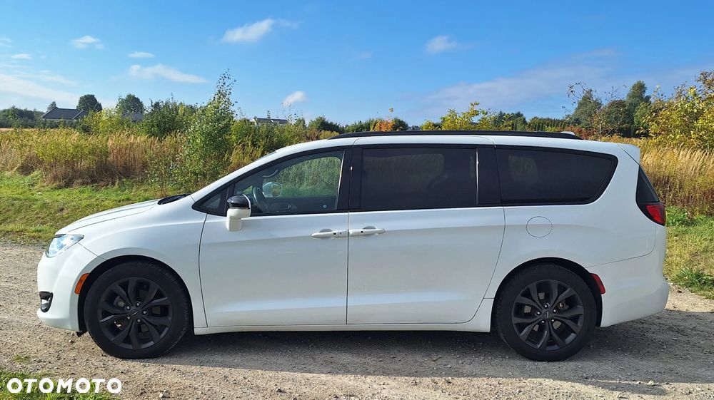 Chrysler Pacifica - 8