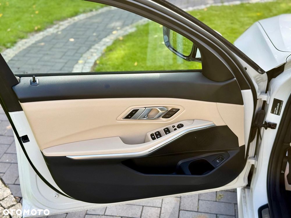 BMW Seria 3 318i M Sport - 12