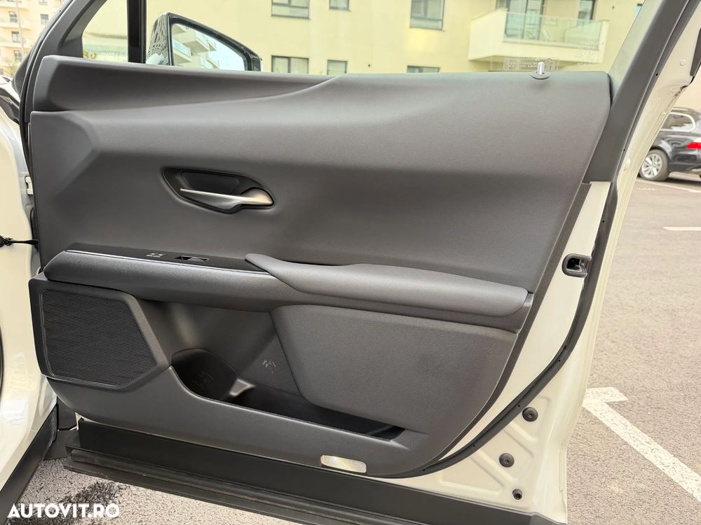 Lexus UX 250h FWD Business - 29