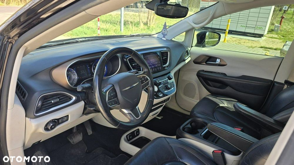 Chrysler Pacifica - 12