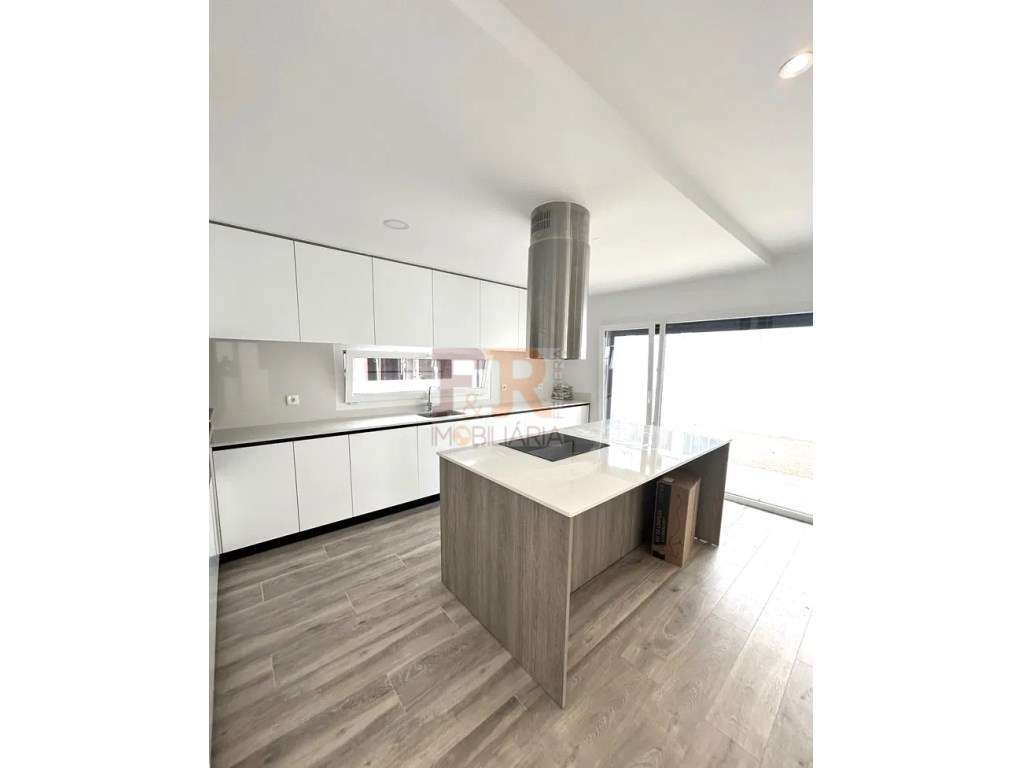 Isolada Térrea T3+1 Fernão Ferro - Grande imagem: 4/27