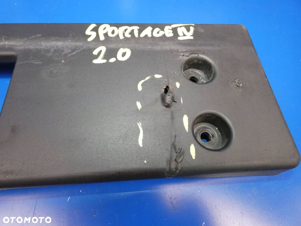KIA SPORTAGE IV 4 2016- RAMKA PODKŁADKA TABLICY REJSTRACYJNEJ PĘKNIĘTA - 2