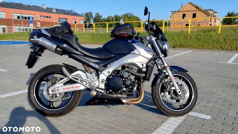 Suzuki GSR - 4