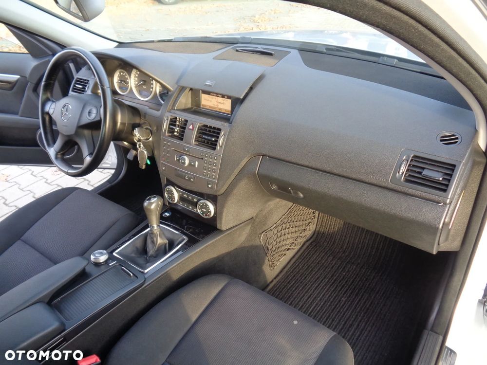 Mercedes-Benz Klasa C 180 CGI BlueEFFICIENCY Avantgarde - 8