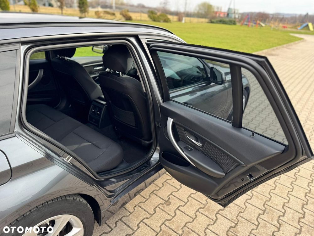 BMW Seria 3 320i Sport-Aut Sport Line - 16