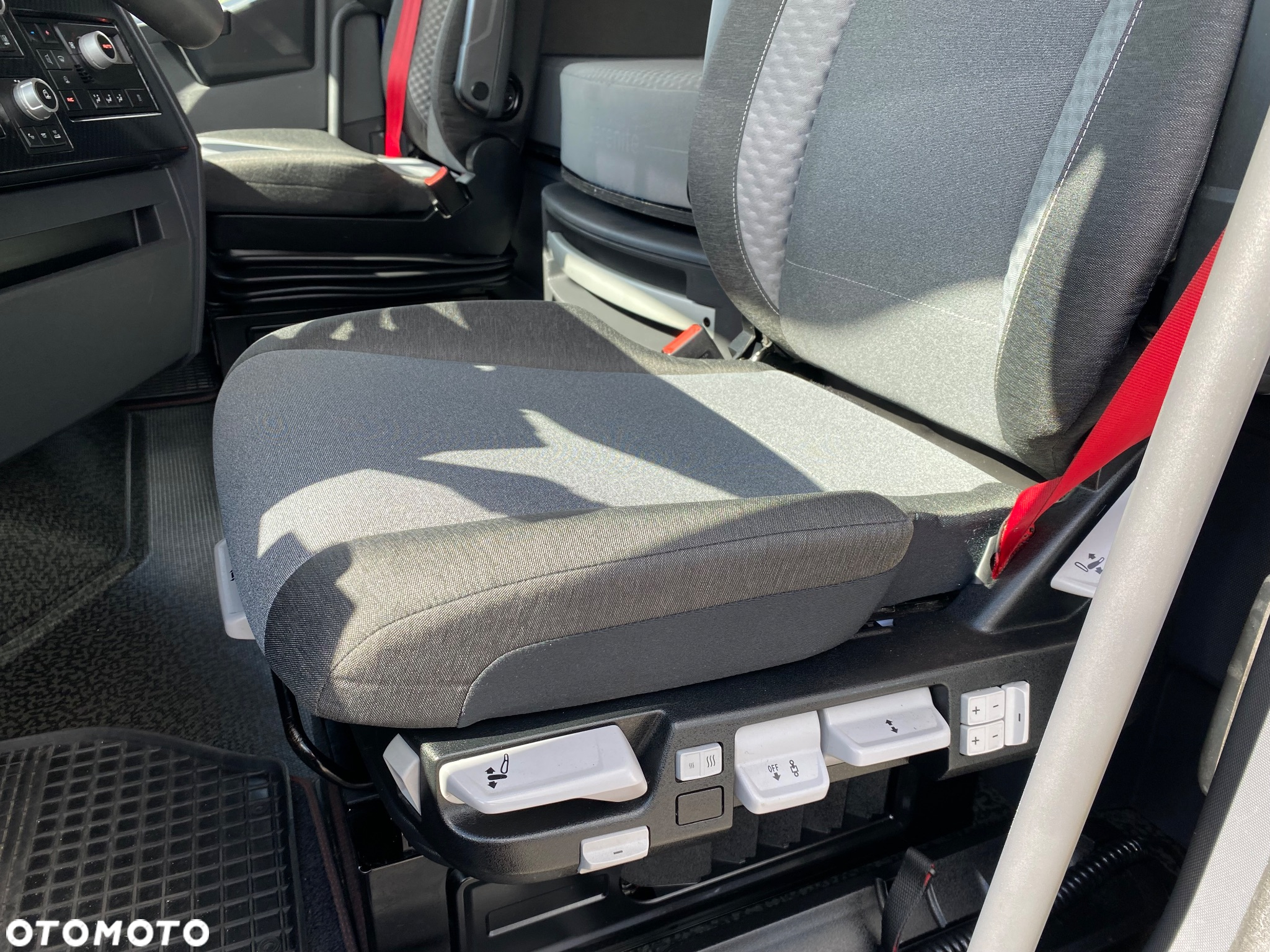 Renault THIGH520 High Sleeper Cab - 10