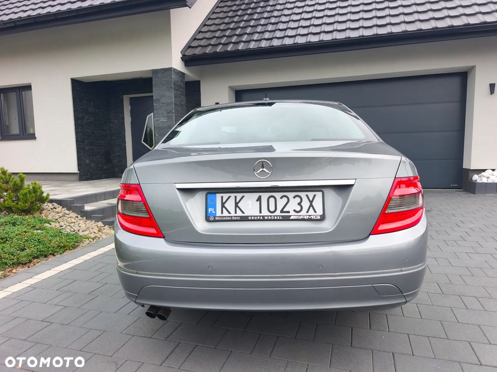 Mercedes-Benz Klasa C 180 CGI BlueEFFICIENCY Avantgarde - 14