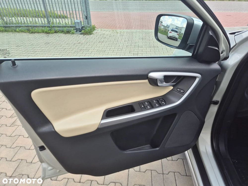 Volvo XC 60 2.4D R-Design - 13