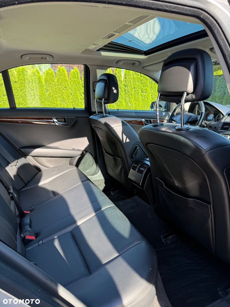 Mercedes-Benz Klasa C 180 CGI Automatik BlueEFFICIENCY Elegance - 33