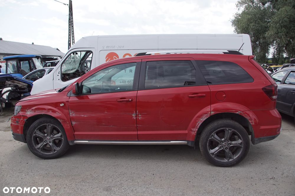 Auto na części - Fiat Freemont 2.0 MultiJet 170 KM 939B5000 62TE PRM 2015R Silnik Skrzynia Drzwi Maska Błotnik Zderzak Klapa Lampa Lusterko Klamka Szyba Deska Kokpit Sterownik Moduł Czujnik Licznik Wyświetlacz Panel Kierownica - 3
