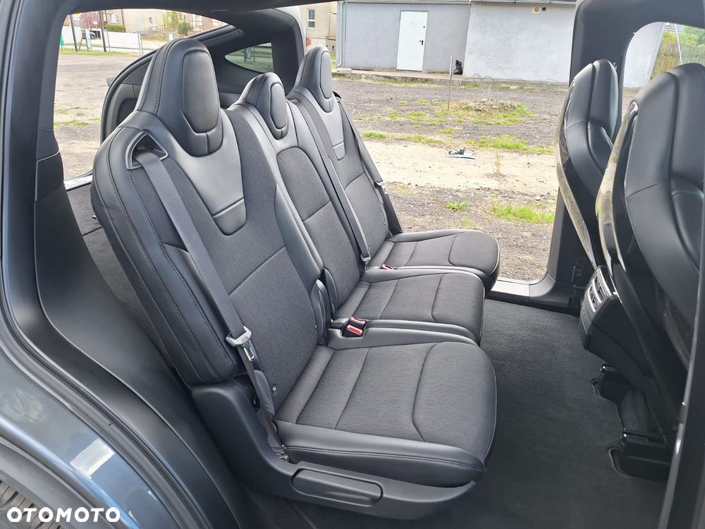 Tesla Model X - 16