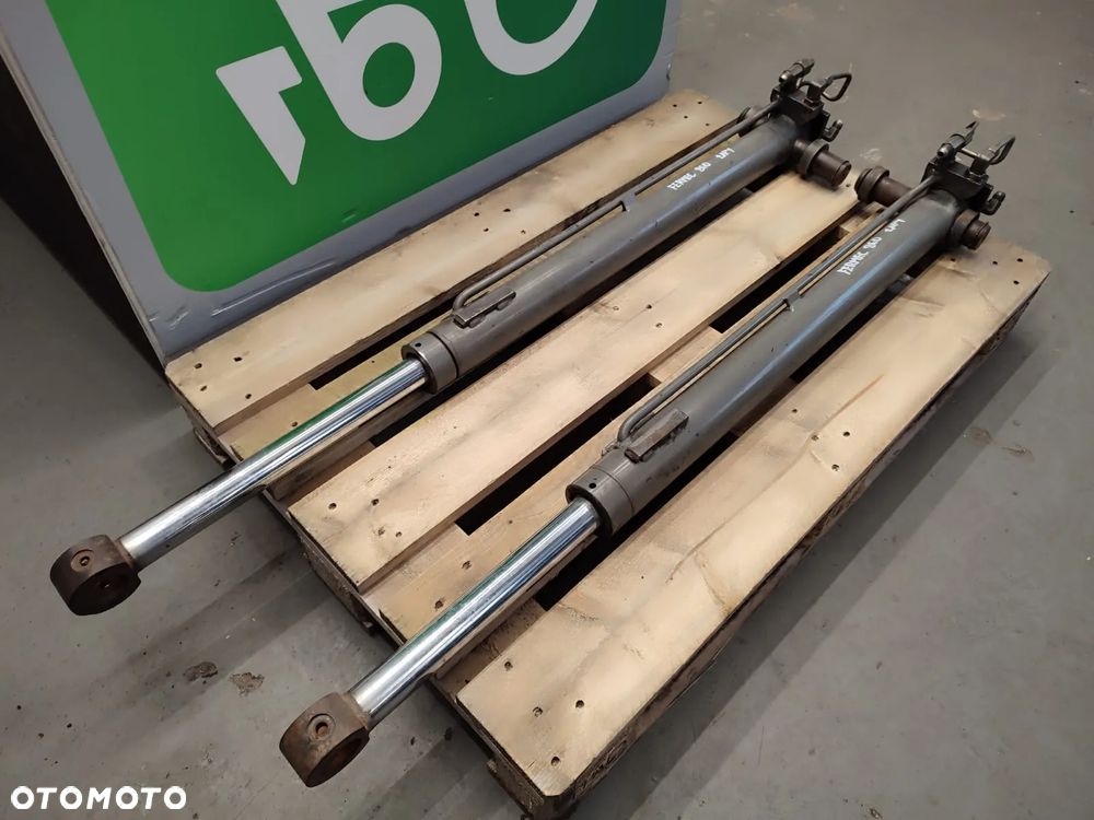 Siłownik hydrauliczny wychyłu przedniego ramienia FERMEC 860 - 7
