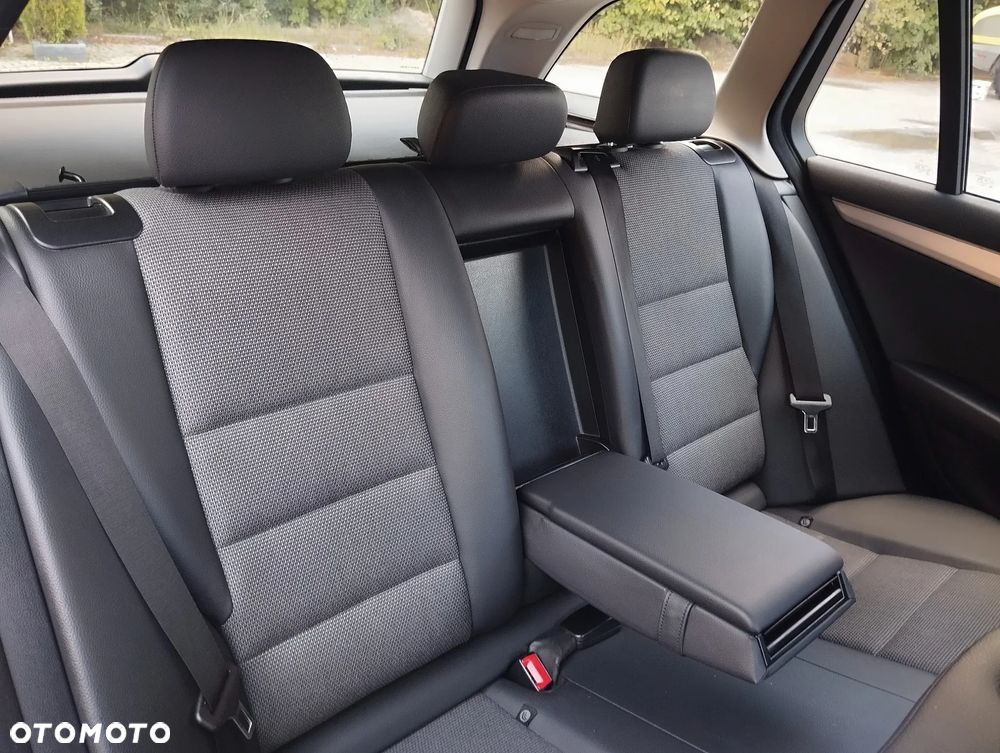 Mercedes-Benz Klasa C 180 T Kompressor BlueEFFICIENCY Avantgarde - 21
