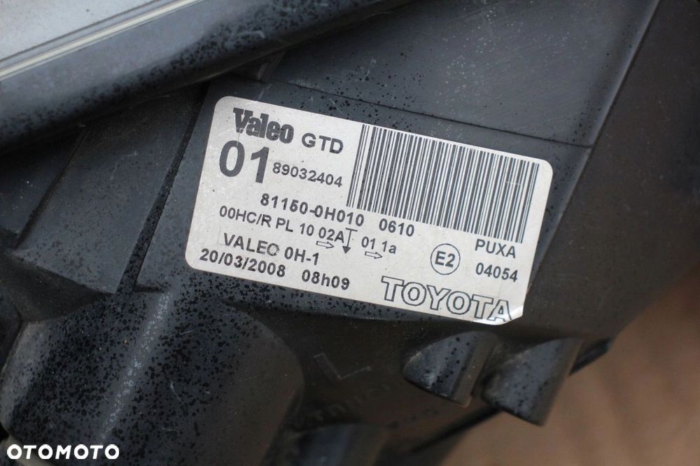 Lampa przednia LEWY PRZÓD oryginalna TOYOTA AYGO I 81150-0H010 - 4