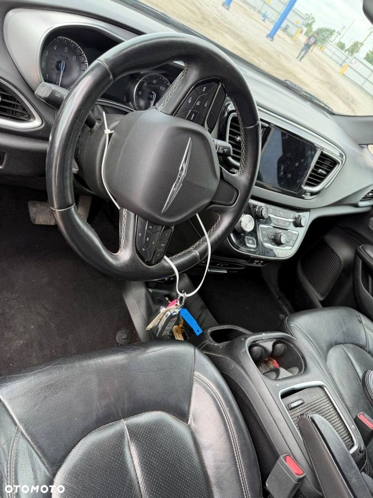 Chrysler Pacifica - 8