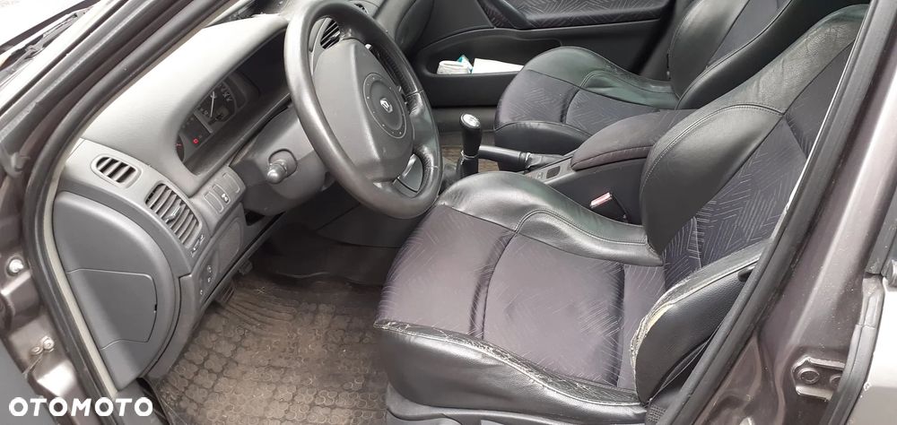 Renault Laguna 1.8 RXE - 8