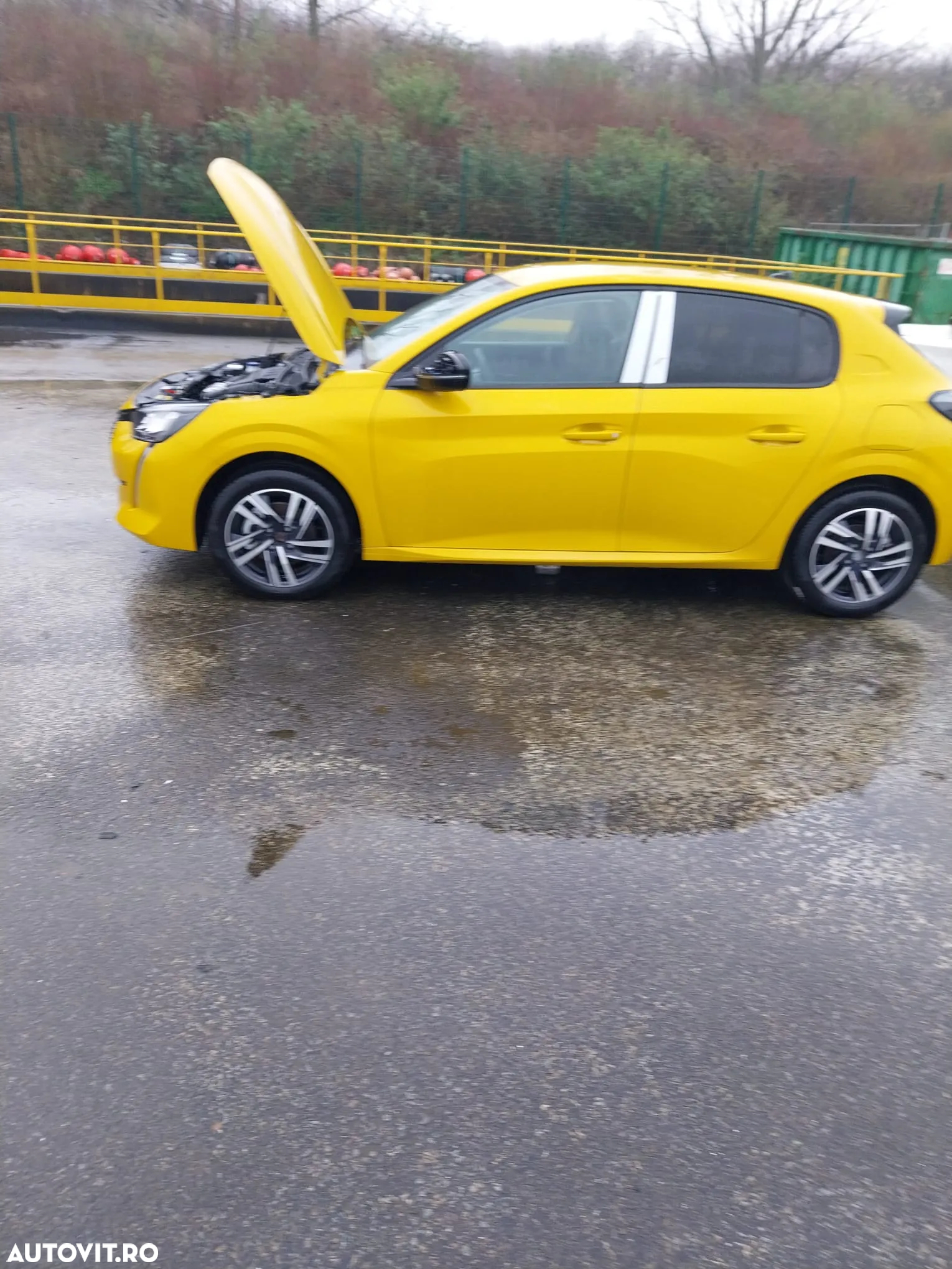 Dezmembram Peugeot 208 din 2023 , 1.2 THP Benzina , cod motor: HN05 , Galben - 2