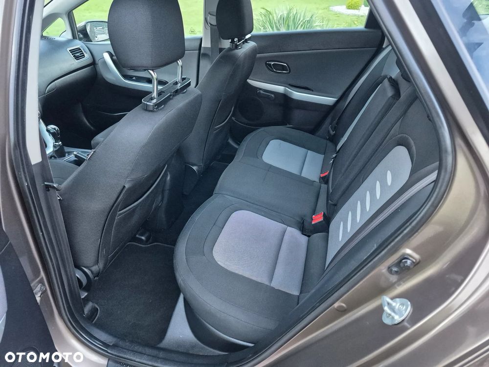 Kia Ceed - 33