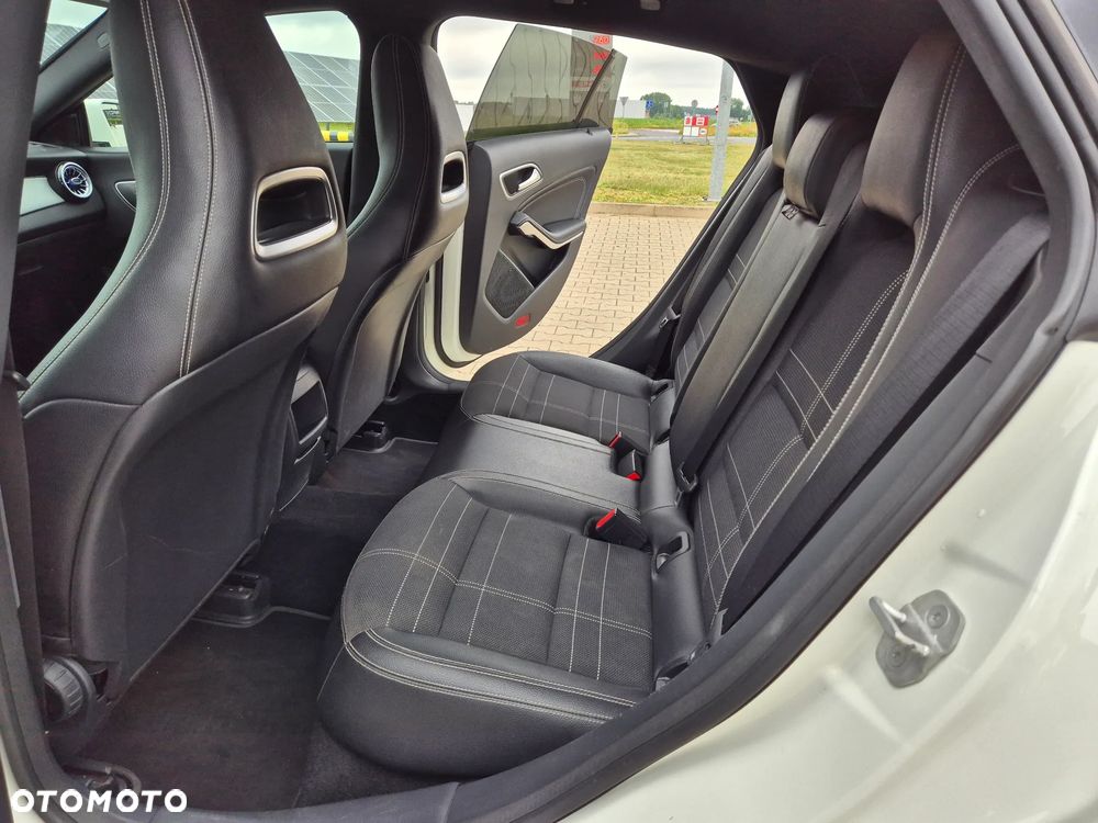Mercedes-Benz CLA 180 7G-DCT - 20