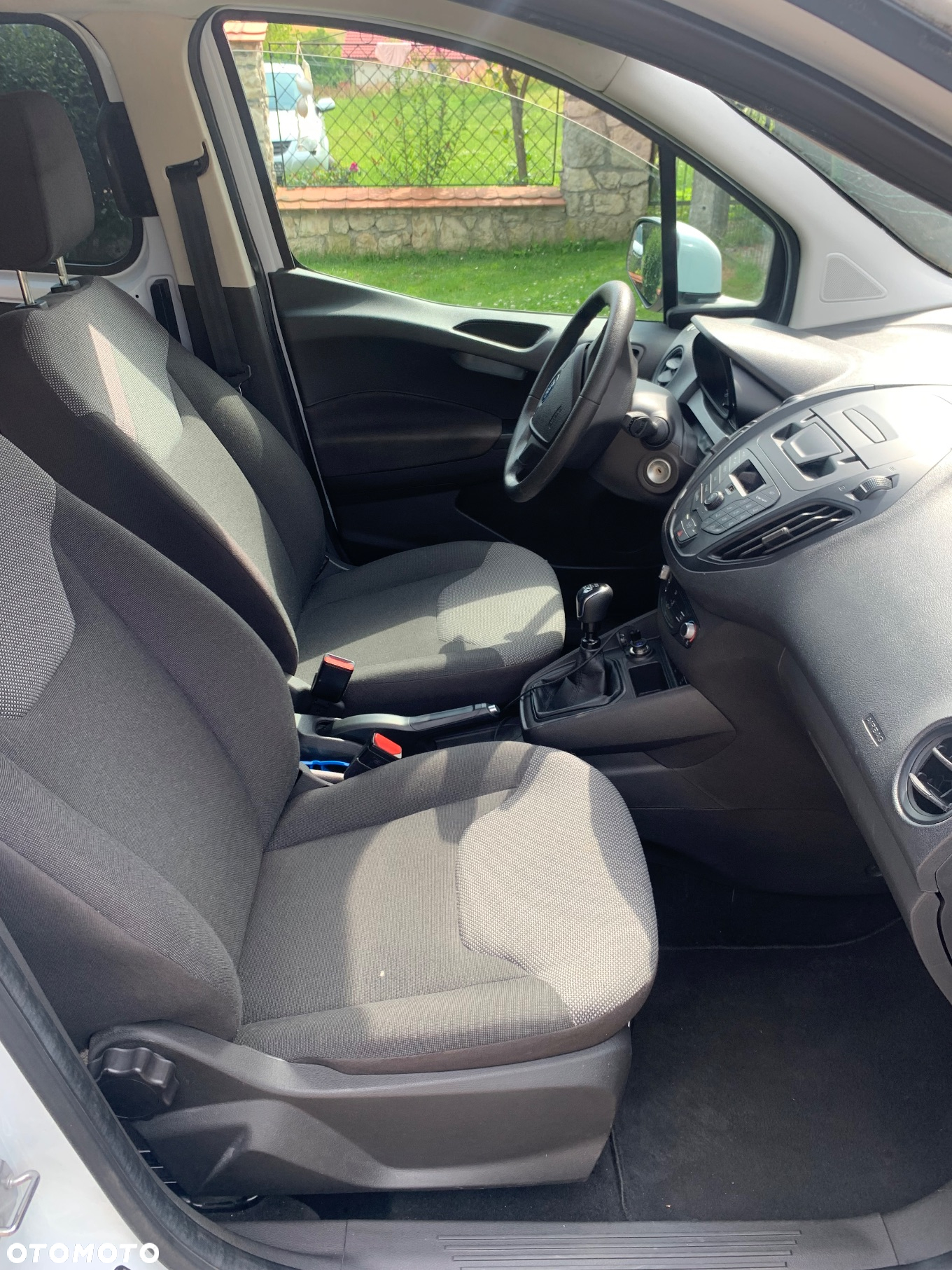 Ford Transit Courier - 12