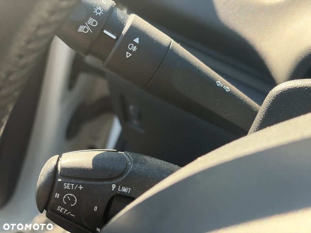 Peugeot 208 - 14