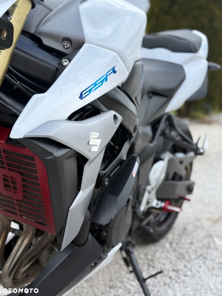 Suzuki GSR - 12
