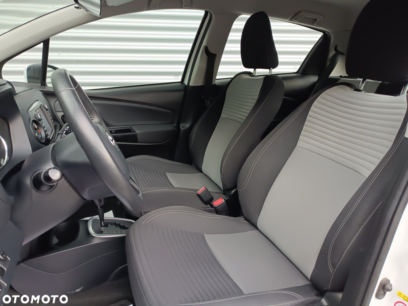 Toyota Yaris Hybrid 100 Active - 17